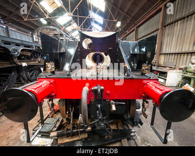 Vintage locomotiva a vapore nel capannone di manutenzione a Loughborough stazione, sul Grande Stazione Centrale Ferroviaria nel Leicestershire, Regno Unito Foto Stock