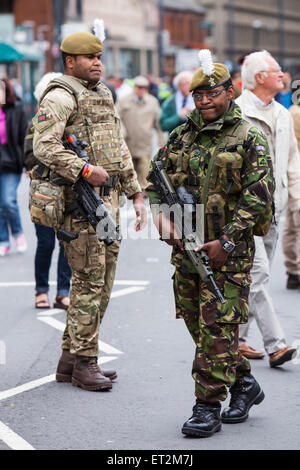 Cardiff, Galles, UK. 11 Giugno, 2015. Le strade sono state chiuse e la folla rivestite le strade nel centro di Cardiff come questa mattina la regina è arrivato per presentare i nuovi colori del reggimento al Royal Welsh reggimento. Il reggimento, guidati dai principali di capra e la mascotte del reggimento, Shenkin, hanno marciato dal Castello di Cardiff al Millennium Stadium dove la cerimonia formale avrà luogo. La regina sarà quindi la valutazione del reggimento per una cena celebrativa. Credito: Chris Stevenson/Alamy Live News Foto Stock