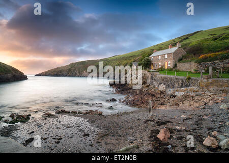 Port Quin un piccolo porto di pesca vicino a Port Isaac in Cornovaglia Foto Stock