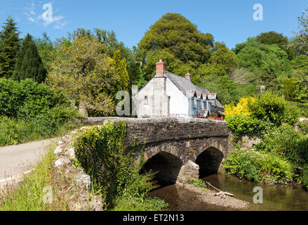 Un antico ponte di pietra sul fiume Lerryn al lettino Mulino è una piccola frazione della parrocchia di Boconnoc vicino a Lostwithiel in Cornw Foto Stock