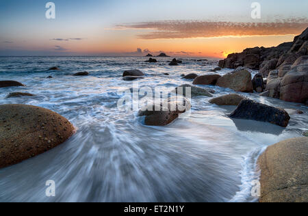 Mare massi usurato sulla spiaggia di Porth Nanven vicino al Lands End in Cornovaglia Foto Stock