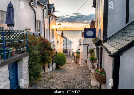 Stradine acciottolate foderato con case su una ripida collina a Clovelly sulla costa del Devon Foto Stock