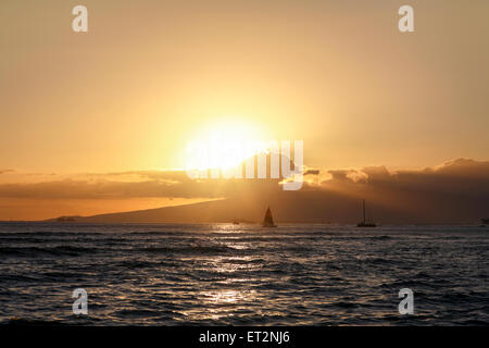 Honolulu, Hawaii. Il 4 giugno, 2015. Bel pomeriggio le nuvole e il cielo con il sole che tramonta su barche a vela di Waikiki di Oahu, Hawaii. Foto Stock