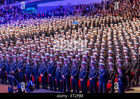 Prestazione di giuramento di 1500 nuovi funzionari di polizia in a Dortmund, oltre 6000 i familiari e gli amici sono stati a guardare la cerimonia. Foto Stock