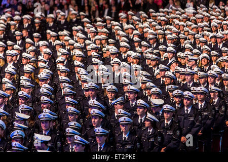 Prestazione di giuramento di 1500 nuovi funzionari di polizia in a Dortmund, oltre 6000 i familiari e gli amici sono stati a guardare la cerimonia. Foto Stock