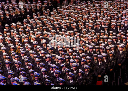 Prestazione di giuramento di 1500 nuovi funzionari di polizia in a Dortmund, oltre 6000 i familiari e gli amici sono stati a guardare la cerimonia. Foto Stock