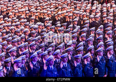 Prestazione di giuramento di 1500 nuovi funzionari di polizia in a Dortmund, oltre 6000 i familiari e gli amici sono stati a guardare la cerimonia. Foto Stock