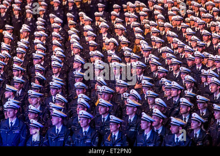 Prestazione di giuramento di 1500 nuovi funzionari di polizia in a Dortmund, oltre 6000 i familiari e gli amici sono stati a guardare la cerimonia. Foto Stock