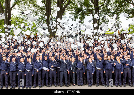 Gettare il tappo dopo un giuramento nella cerimonia di 1500 nuovi funzionari di polizia di Dortmund in Germania Foto Stock