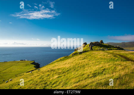 La rovina del castello di Duntulm presso la scenica Costa dell'Isola di Skye in Scozia Foto Stock