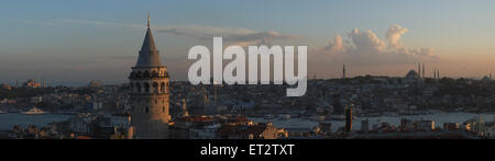 Istanbul, Turchia, che si affaccia sulla Torre di Galata la sera Foto Stock