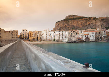 Sunrise in Cefalù, Sicilia, Italia. Si tratta di un attraente città storica e balneare. Foto Stock