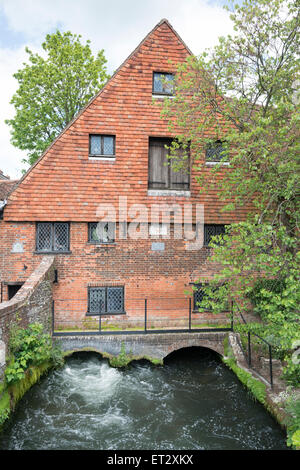 Si tratta di un vecchio edificio o mulino sulle rive del fiume Itchen nel Winchester Regno Unito Foto Stock