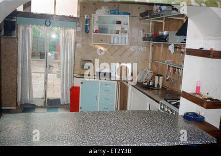 Cucina interna del 25 Cromwell Street Gloucester Frederick West accusato di omicidio di massa 3° marzo 1995. Foto Stock