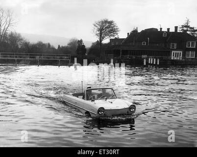 Il trionfo del Herald di Amphicar basata su test su un Tamigi scalo a Marlow, Buckinghamshire. La macchina è completamente sigillato sotto e ha letti eliche lavorato dal medesimo motore. Aprile 1965. Foto Stock