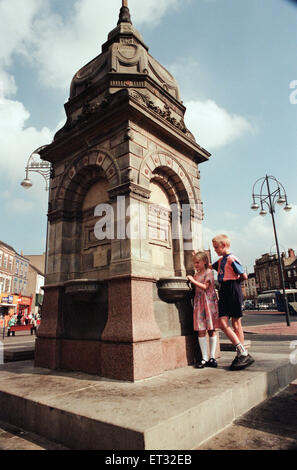 Fontana Dodshons in Stockton High Street, 22 agosto 1996. Nella foto, Simone e Katie Martland, presso la fontana, ma non c'è acqua da bere. Foto Stock