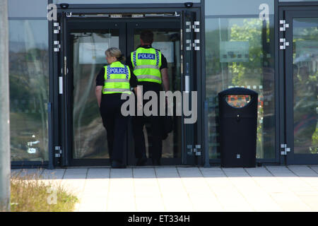 Bradford, Yarkshire, UK. 11 Giugno, 2015. La polizia armati continuano a cacciare per un ragazzo di quattordici anni dopo un insegnante di Dixons Kings Academy, Bradford, West Yorkshire è stato accoltellato poco prima delle 9 del mattino questa mattina. Il docente è attualmente in una condizione stabile in ospedale. Preso il 11 giugno 2015. Credito: Andrew Gardner/Alamy Live News Foto Stock