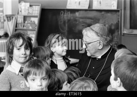 Medico Patrick Dwyer, la Chiesa cattolica romana, Arcivescovo di Birmingham, spende la mattina a parlare con gli alunni del santo nome cattolico romano scuola primaria a Cross Lane, Great Barr. Nella foto, 19 novembre 1979. I giovani sono per essere da lui confermati a Foto Stock