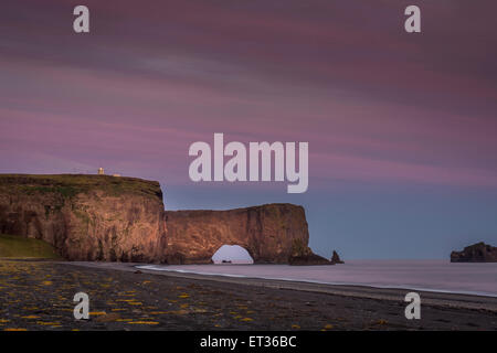 Spiaggia di sabbia nera al tramonto, Dyrholaey, Islanda Foto Stock