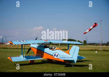 Aeromobili leggeri, biplano moderno arancione e blu e i dettagli di decollo Foto Stock