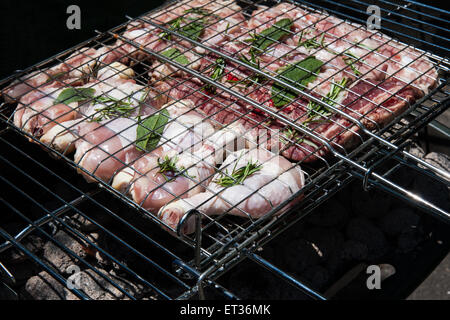 Nervature di barbeque e salsicce con pollo e spezie Foto Stock