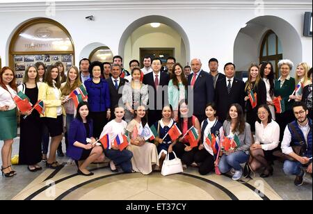 Kazan, Russia. Decimo Giugno, 2015. Zhang Dejiang (C), presidente del comitato permanente per la Cina del congresso nazionale del popolo, visite di Kazan Università Federale a Kazan, Russia, 10 giugno 2015. © Li Tao/Xinhua/Alamy Live News Foto Stock