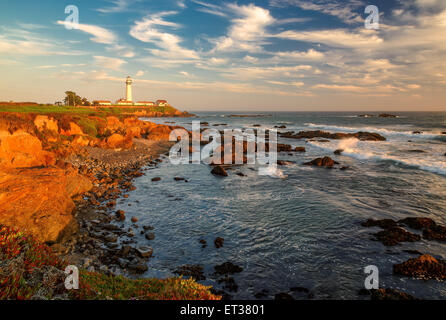 Pigeon Pight Lighthouse vicino oceano al tramonto, California, Stati Uniti d'America. Foto Stock