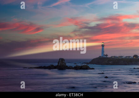 Faro proiettore a fascio attraverso aria marina al tramonto, Pigeon Point Lighthouse, Pacific Coast, CALIFORNIA, STATI UNITI D'AMERICA Foto Stock