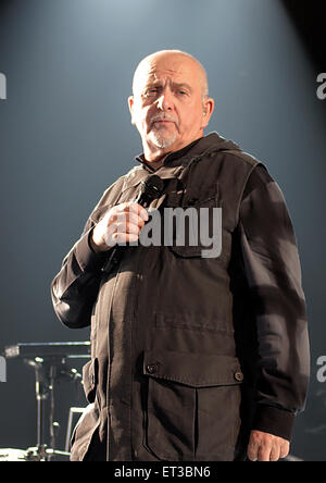 Peter Gabriel esecuzione dal vivo sul palco per la sua "da anteriore a posteriore' tour a Liverpool Echo Arena offre: Peter Gabriel dove: Liverpool, Regno Unito quando: 07 Dic 2014 Credit: Sakura/WENN.com Foto Stock