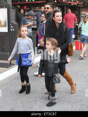 Kyle Richards prende la sua famiglia shopping a Grove in Hollywood con: Kyle Richards dove: Los Angeles, California, Stati Uniti quando: 07 Dic 2014 Credit: WENN.com Foto Stock