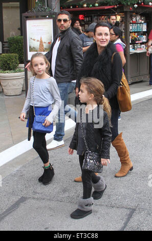 Kyle Richards prende la sua famiglia shopping a Grove in Hollywood con: Kyle Richards dove: Los Angeles, California, Stati Uniti quando: 07 Dic 2014 Credit: WENN.com Foto Stock