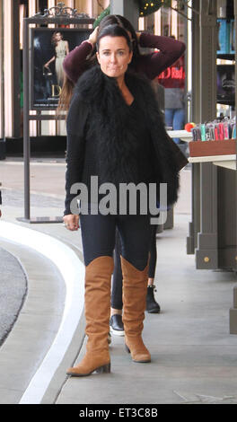 Kyle Richards prende la sua famiglia shopping a Grove in Hollywood con: Kyle Richards dove: Los Angeles, California, Stati Uniti quando: 07 Dic 2014 Credit: WENN.com Foto Stock