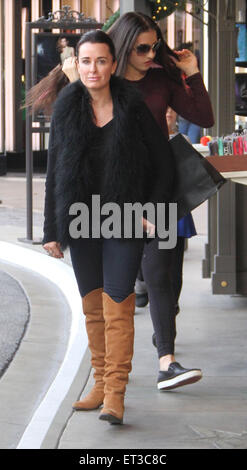 Kyle Richards prende la sua famiglia shopping a Grove in Hollywood con: Kyle Richards dove: Los Angeles, California, Stati Uniti quando: 07 Dic 2014 Credit: WENN.com Foto Stock