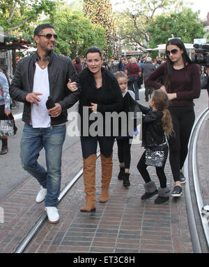 Kyle Richards prende la sua famiglia shopping a Grove in Hollywood con: Kyle Richards,Mauricio Umansky dove: Los Angeles, California, Stati Uniti quando: 07 Dic 2014 Credit: WENN.com Foto Stock