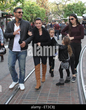 Kyle Richards prende la sua famiglia shopping a Grove in Hollywood con: Kyle Richards,Mauricio Umansky dove: Los Angeles, California, Stati Uniti quando: 07 Dic 2014 Credit: WENN.com Foto Stock