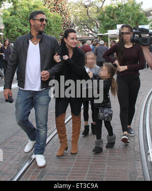 Kyle Richards prende la sua famiglia shopping a Grove in Hollywood con: Kyle Richards,Mauricio Umansky dove: Los Angeles, California, Stati Uniti quando: 07 Dic 2014 Credit: WENN.com Foto Stock