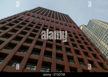 Una vista di Tokio Marine Holdings headquarters building nel centro cittadino di Tokyo del 11 giugno 2015, Tokyo, Giappone. Tokio Marine Holdings Inc. quote rosa il giovedì dopo gli analisti ha detto che l'acquisizione dell'HCC Insurance Holdings Inc. sarà positivo per la società giapponese. Le quote sono saliti quanto 2,4 percento in un punto del giorno un giorno dopo hanno annunciato i $7.5 miliardi di acquisizione di noi una società di assicurazioni, HCC Insurance Holdings Inc. in quello che è il più grande acquisizione d'oltremare da un assicuratore giapponese. © Rodrigo Reyes Marin/AFLO/Alamy Live News Foto Stock