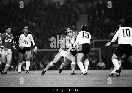 Il 1989 World Cup Challenge (noto anche come promuovere la Coppa del Mondo di sfida) sempre prima la gazzetta World Cup Challenge match. Widnes 30 - 18 Canberra Raiders tenutasi a Old Trafford, Manchester. Il 4 ottobre 1989. Foto Stock