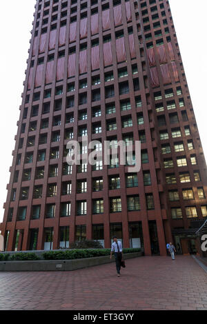 La gente a piedi al di fuori del Tokio Marine Holdings headquarters building nel centro cittadino di Tokyo del 11 giugno 2015, Tokyo, Giappone. Tokio Marine Holdings Inc. quote rosa il giovedì dopo gli analisti ha detto che l'acquisizione dell'HCC Insurance Holdings Inc. sarà positivo per la società giapponese. Le quote sono saliti quanto 2,4 percento in un punto del giorno un giorno dopo hanno annunciato i $7.5 miliardi di acquisizione di noi una società di assicurazioni, HCC Insurance Holdings Inc. in quello che è il più grande acquisizione d'oltremare da un assicuratore giapponese. © Rodrigo Reyes Marin/AFLO/Alamy Live News Foto Stock