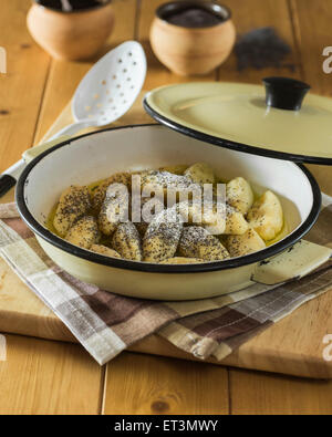 Skubánky. Gli gnocchi di patate con semi di papavero. In Europa centrale il cibo Foto Stock