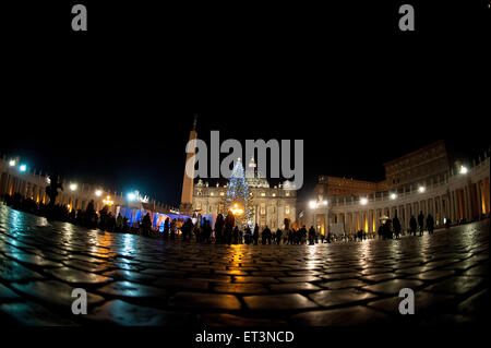 L'illuminazione di un albero di Natale in Piazza San Pietro è completato dalla nuova illuminazione della cupola e la facciata della Basilica di San Pietro con: atmosfera dove: Città del Vaticano quando: 19 Dic 2014 Credit: IPA/WENN.com * * disponibile solo per la pubblicazione in UK, USA, Germania, Austria, Svizzera** Foto Stock