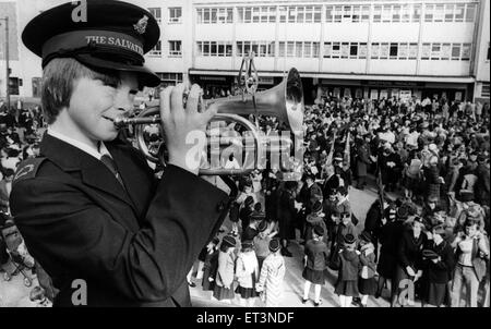 Esercito della salvezza cornet giocatore David Mackey colpisce una nota alta a South Shields Parata di testimonianza, Venerdì Santo, 4 aprile 1980. Foto Stock