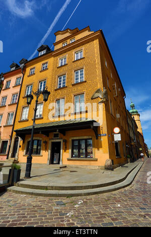 Casa di città con pareti decorate e un lampione in Piazza del Castello a Varsavia, Polonia Foto Stock