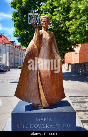 Statua di Maria Sklodowska-Curie da Bronislaw Krzysztof tenendo un modello di polonio a Varsavia, Polonia Foto Stock