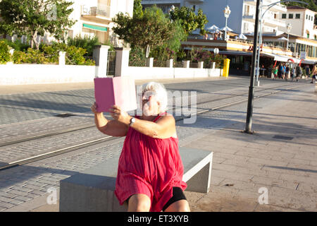 Donna che utilizza un Ipad per scattare fotografie Foto Stock