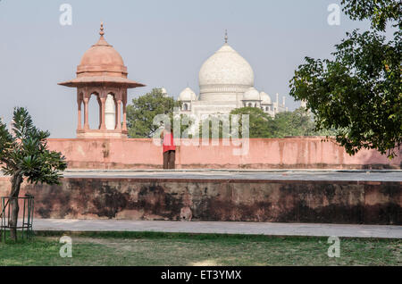 Taj Mahal è visto in lontananza Foto Stock