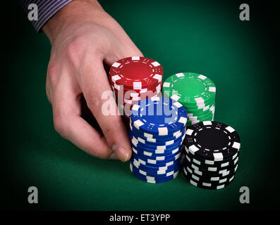 Il concessionario mani Poker chips, close up Foto Stock