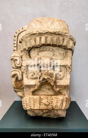 Testa di stucco di Kinich Ahau, chief Maya divinità solare, museo presso le rovine Maya sito archeologico di Comalcalco, Tabasco, Messico Foto Stock