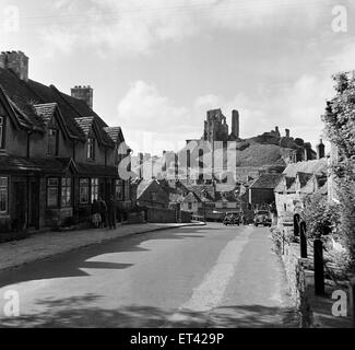 Corfe Castle village, Dorset. Circa 1952. Foto Stock