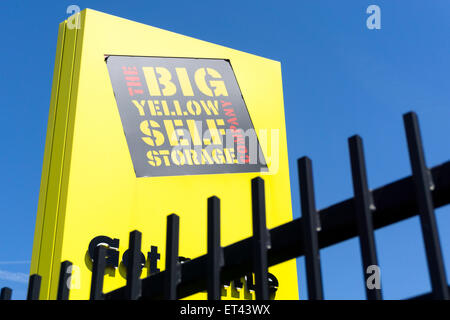 Un segno giallo per il Grande giallo Self Storage Company contro un cielo blu nel sud di Londra. Foto Stock